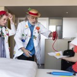 Depuis 1993, la Fondation Théodora poursuit l'objectif d'égayer par la joie et le rire le quotidien des enfants hospitalisés ou placés dans des institutions spécialisées.